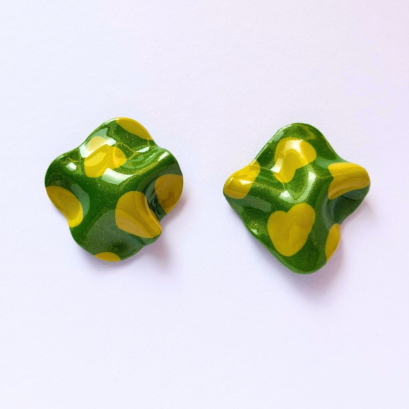 Zielono-limonkowe kolczyki 3D gniecione z sercami